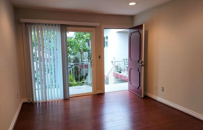 Upstairs 1-Bedroom Condo North of Adams Ave, Washer/Dryer in unit with parking!