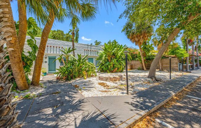 Charming & Historic Jungle Prada Flats in St Pete