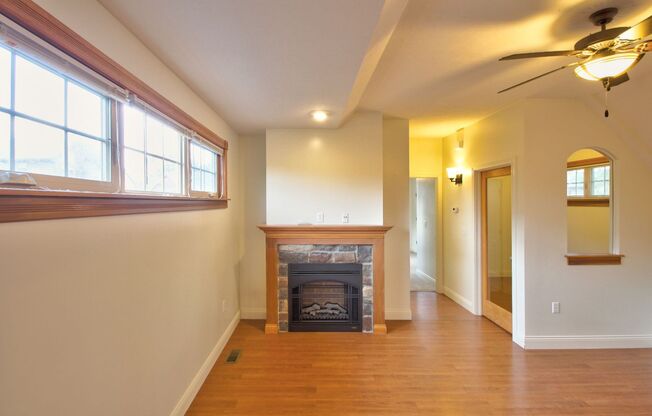 1 bed, 1 bath, 890 sqft, $1,555