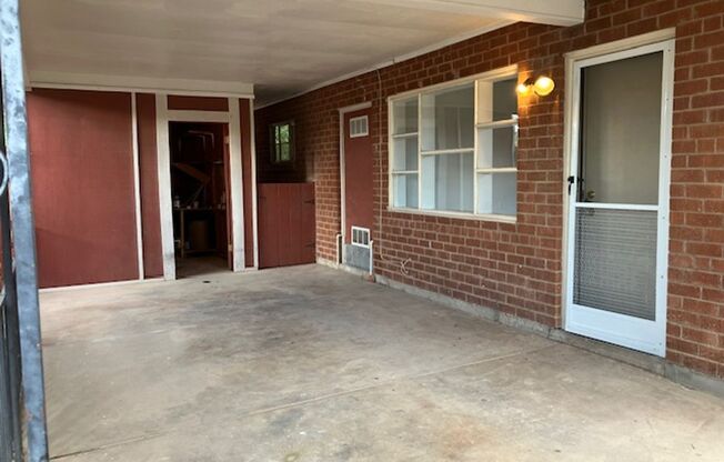 2 bedroom, 1 bathroom house w/ large backyard