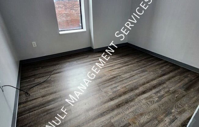 100 E 8 AVE