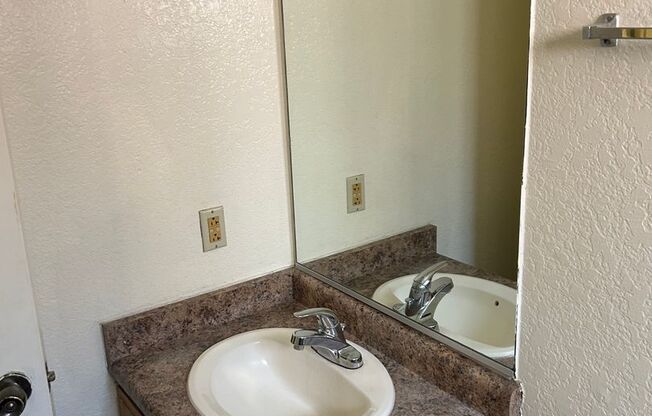 2 beds, 2 baths, 957 sqft, $1,015, Unit 62