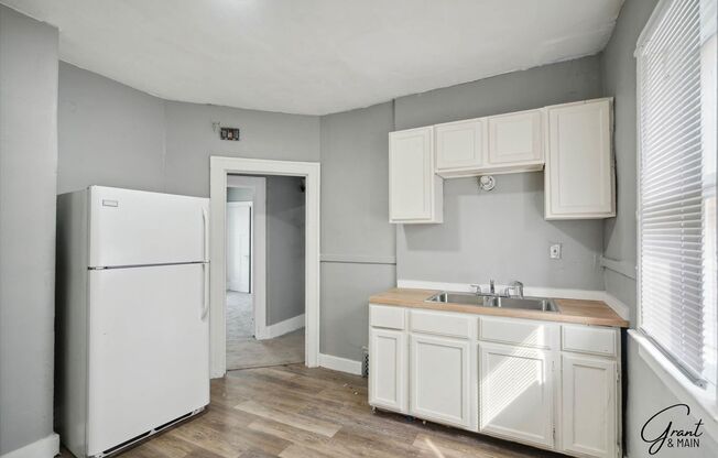 3 beds, 1 bath, $1,100, Unit 3813 - Upper