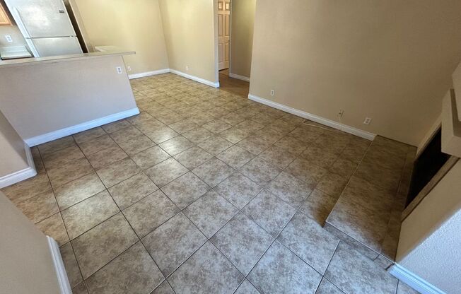 ***SPRING SPECIAL DEAL!! $600 OFF FIRST MONTHS RENT IF MOVED IN 2 WEEKS!!***  CHARMING EAST LAS VEGAS HOME W/ 2 BD 2 BR IN 2ND STORY CONDO