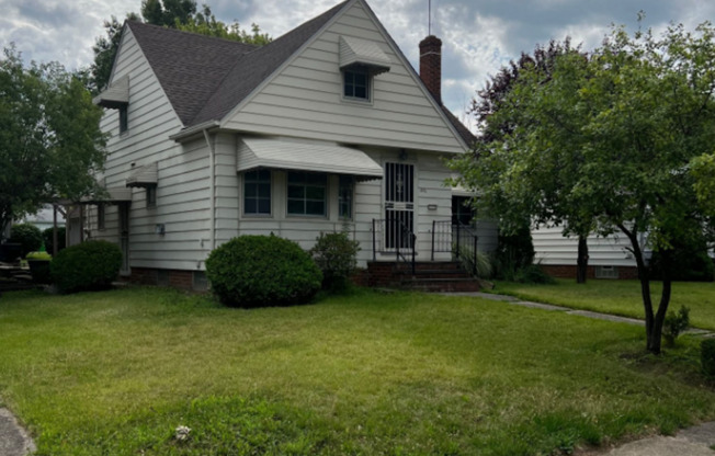 Fabulous 4BD, 2.5BA Single Family Home in Euclid - AVAILABLE NOW!