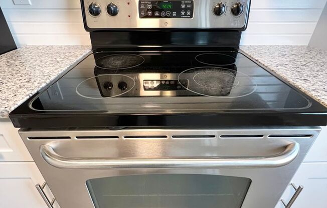 2 beds, 1 bath, $1,515, Unit 451 Frizzell Avenue Unit D R