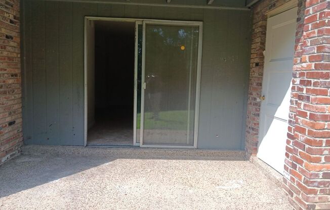 2 beds, 1 bath, 925 sqft, $1,085, Unit X03