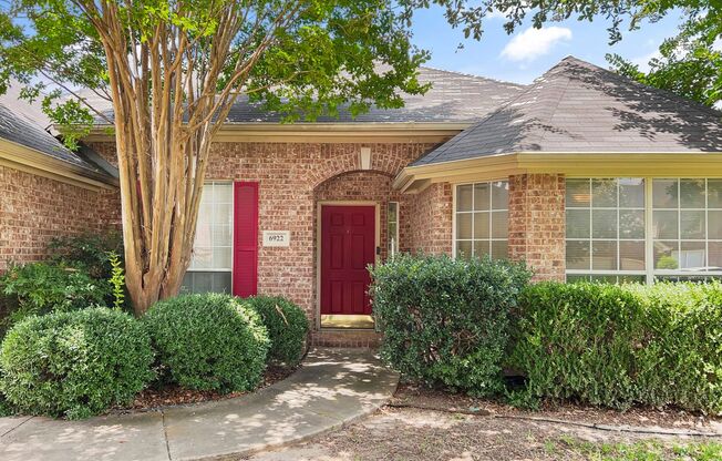 Spacious 4-Bedroom Home with Dual Master Suites in Prime Fort Worth Location!