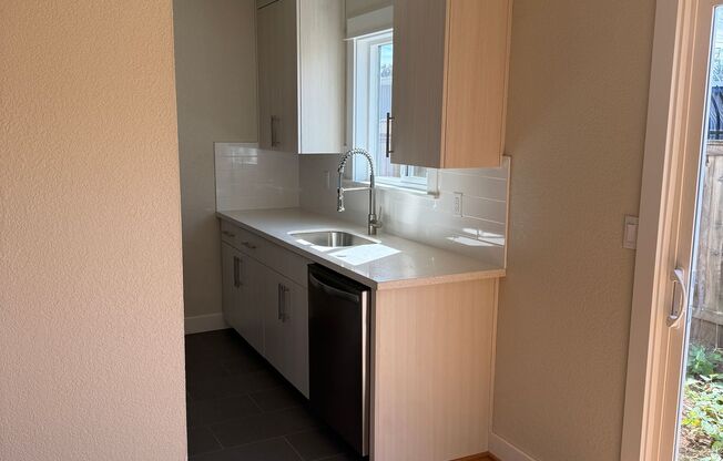 SPECIAL OFFER $100 Credit Gorgeous NEW MODERN REMODEL Townhouse-2bd 1.5baths 1000 sf Hardwood Flooring Quartz Counters Stainless Steel Appl-DW-Tiled bath-Patio-Pets-Parking