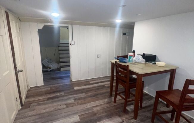 6 BR Home on Broadway with Pool, Available for Next School Year!