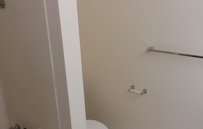2 beds, 1 bath, 824 sqft, $1,295, Unit 61