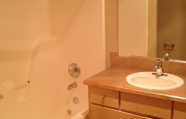 2 beds, 1 bath, 785 sqft, $1,495, Unit A5