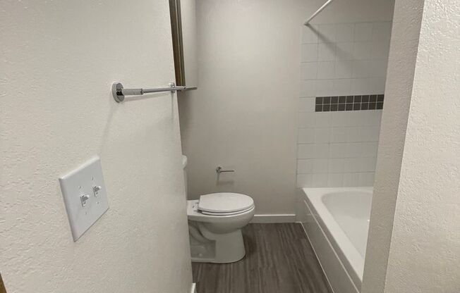 2 beds, 1 bath, 902 sqft, $1,150, Unit H - 085*