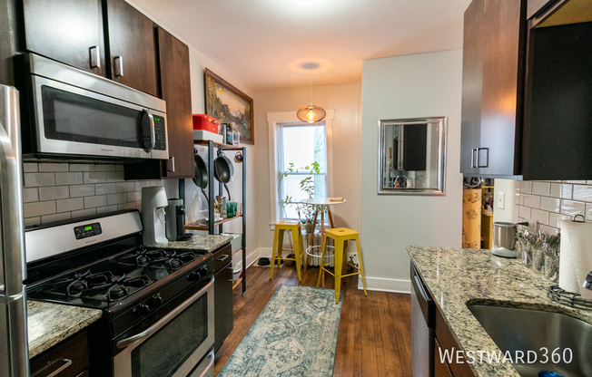 1662 W FARWELL AVE
