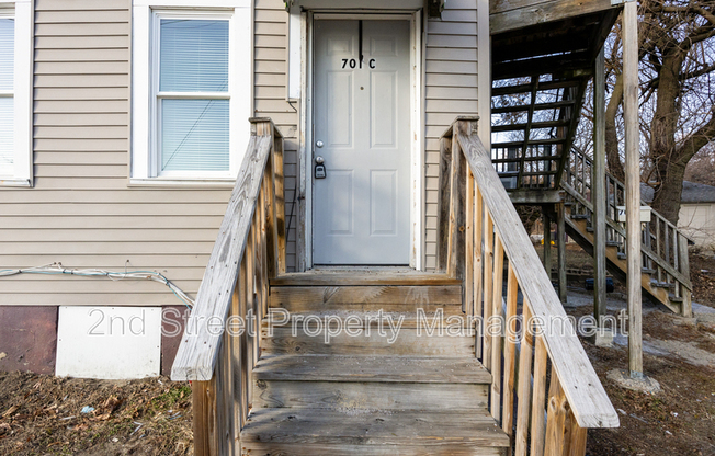 701 N WARWICK RD