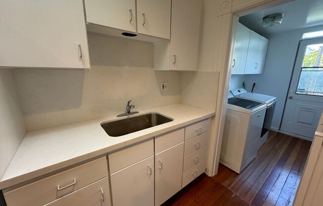 2 beds, 1 bath, 1,000 sqft, $4,500, Unit 375 Crescent Ave