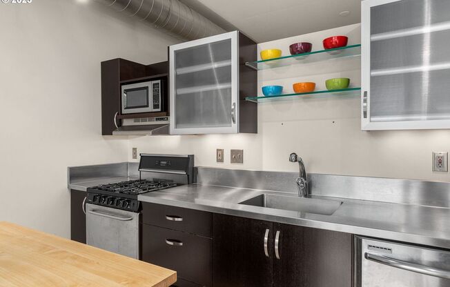 Modern Pearl District Condo with City Views, Open Layout & Modern Kitchen