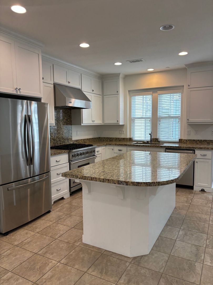 Pet Friendly 4 bed 3.5 bath home *AVAILABLE NOW*