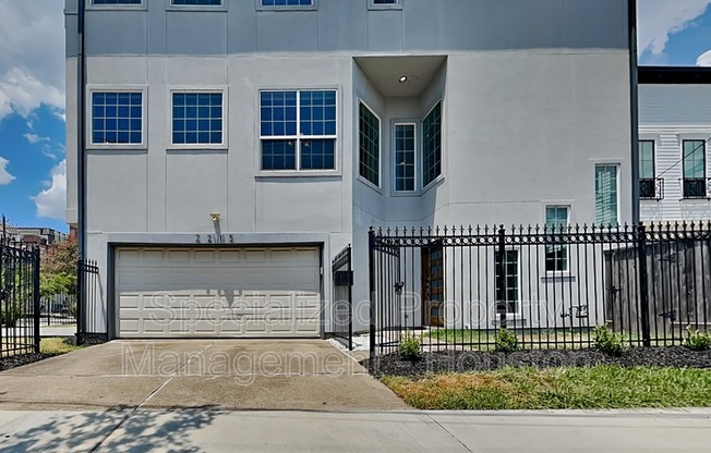 2215 COMMONWEALTH ST
