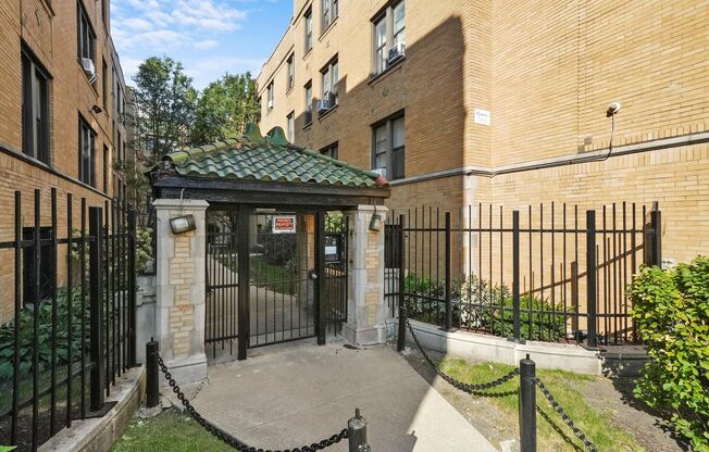 2 beds, 1 bath, 720 sqft, $1,695, Unit 1540-1M