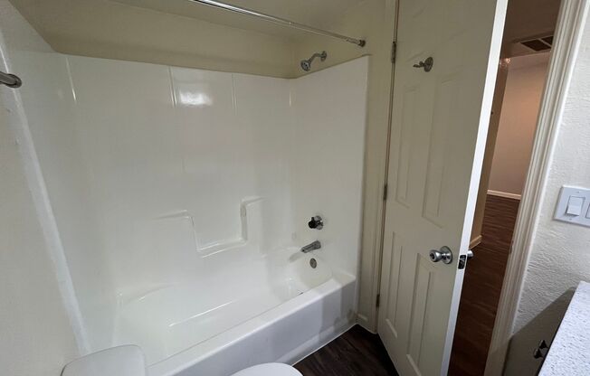 2 beds, 1 bath, 950 sqft, $1,225, Unit 109