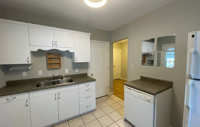 3 beds, 1 bath, $1,695, Unit B