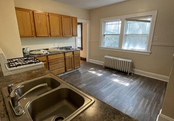 3 beds, 1 bath, 1,330 sqft, $1,745