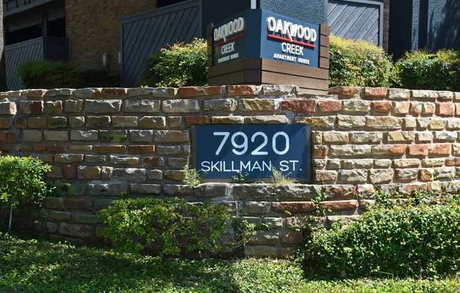 Oakwood Creek Apartments signage