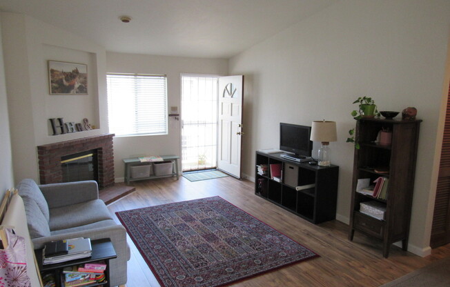 Adorable 2 bed / 2 bath in small gated complex