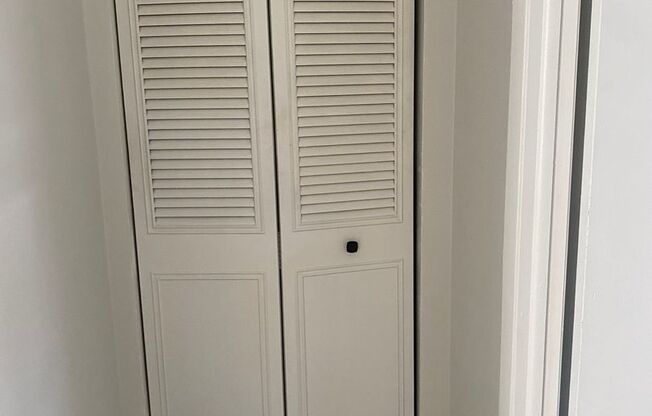 2 beds, 1 bath, $1,900, Unit 206