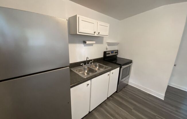 1 bed, 1 bath, 500 sqft, $895, Unit 4803 Lexington Ave Unit B