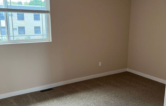 Modern 5 Bedroom Townhouse next to UW Whitewater Campus!!!