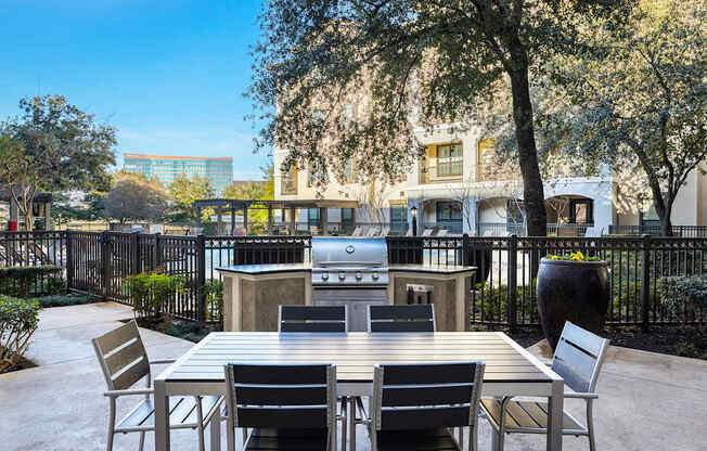 BBQ station with picnic area - Monterra Las Colinas Apartments