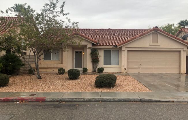 GORGEOUS SINGLE STORY HOME IN NORTH TOWN READY FOR YOU TO RENT !!