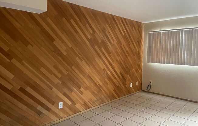 BEAUTIFUL 2 BEDS 1 1/2 BATHROOM APARTMENT PLUS 2 CAR CARPOT