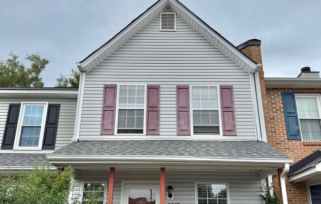 Fabulous Townhome in Prime Location – Comfort, Convenience & Style!