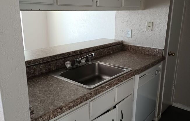 2 beds, 1 bath, 850 sqft, $966, Unit G11