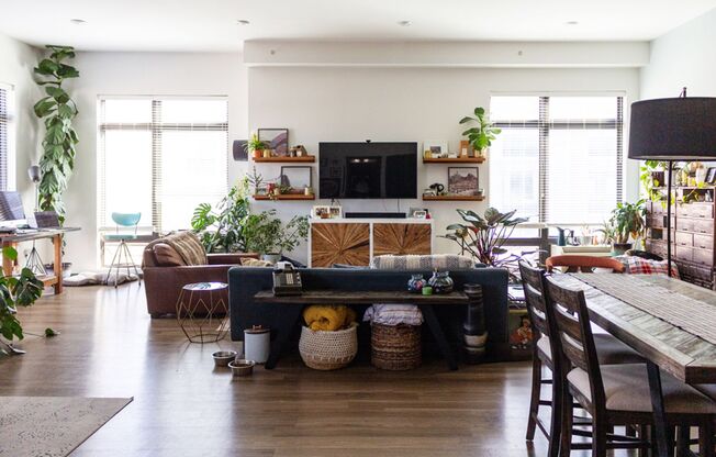 Studio, 1 bath, 1,095 sqft, $1,660, Unit 422
