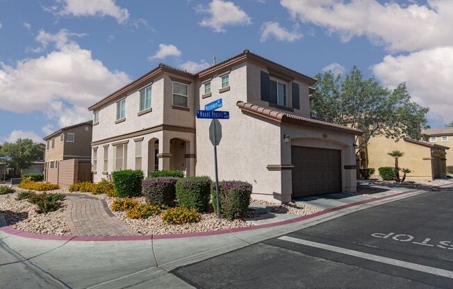 Recently renovated 4br home in neighborhood with pool and playground