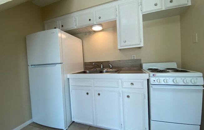 1 bed, 1 bath, $1,095, Unit # B 9