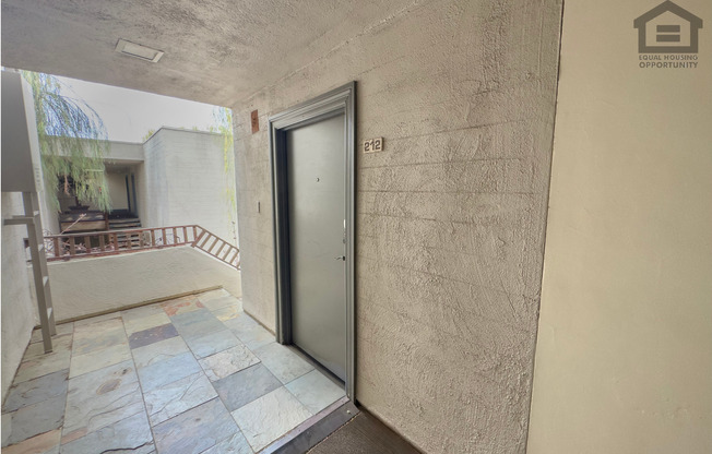 2Bed/2Bath 2nd Floor Condo at Hayden/Indian School Rd!