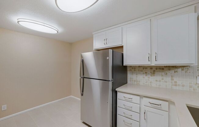 Spacious 3 Bed 2 Bath Kirkland Condo w/ Community Pool and Sauna!
