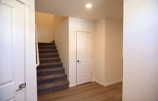 BEAUTIFUL LIKE NEW End Unit Prairie Townhome for Lease - 11424 NE 127th Ct