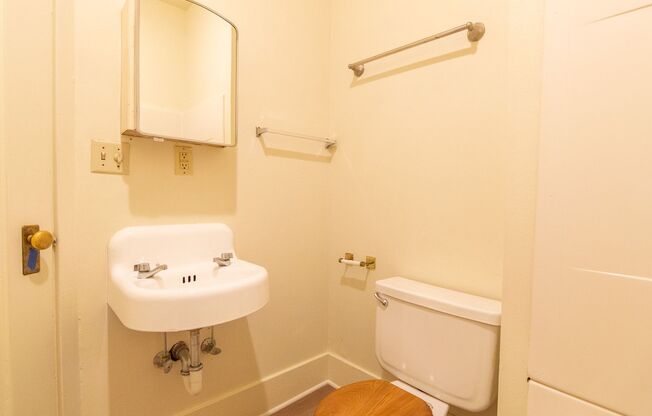 Studio, 1 bath, 350 sqft, $895, Unit 305