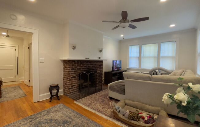 1 bed, 1 bath, $1,750, Unit 812-204