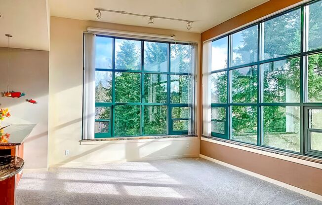 Penthouse condo in the ideal location in the heart of Redmond.