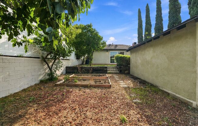 3 beds, 1.5 baths, $4,300