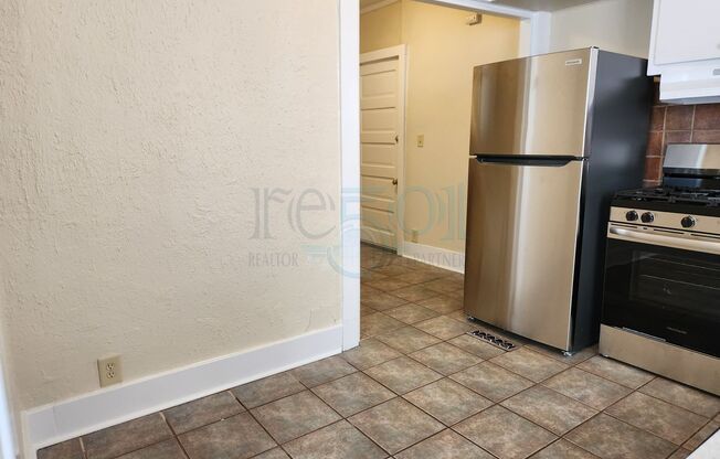 2 beds, 1 bath, $1,095, Unit Battery, 2219 S.