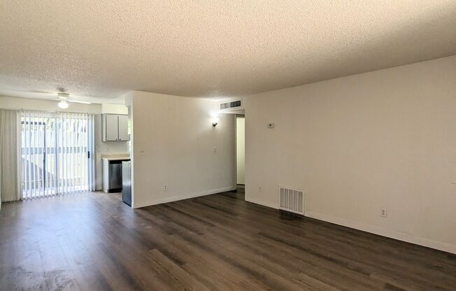 2 beds, 1 bath, 825 sqft, $995, Unit 215