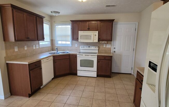 Beautiful 3 bedroom, 2.5 Bath home Minutes from Shopping & Easy Access to Highway for Travel.